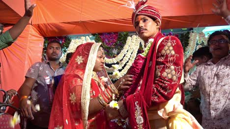 Eine-Varmala-Oder-Jaimala-Ist-Eine-Indische-Hochzeitsgirlande,-Die-Ein-Symbol-Für-Die-Beliebte-Hochzeitszeremonie-Ist