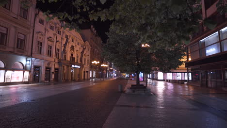 Calle-Comercial-Na-Prikopech-Vacía-Por-La-Noche,-Praga,-Chequia,-Centro-De-La-Ciudad,-Bloqueo