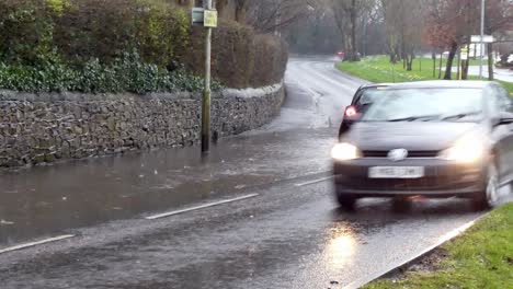Autos-Fahren-Und-Planschen-Auf-überfluteten,-Stürmischen-Fußwegen-Und-Schweren-Sturzflutstraßen