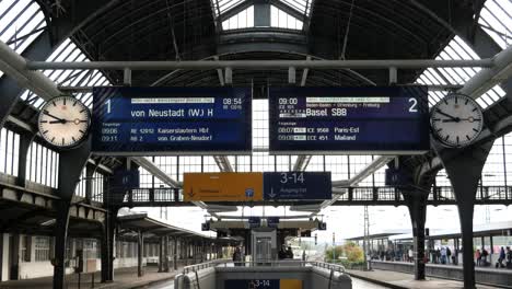 Ankunfts--Und-Abfahrtstafel-Am-Karlsruher-Hauptbahnhof---Karlsruhe,-Deutschland