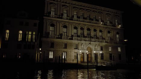 Vista-Nocturna-Del-Palacio-Grassi,-Edificio-Iluminado-De-Estilo-Clásico-Veneciano-Situado-En-El-Gran-Canal-De-Venecia,-Italia