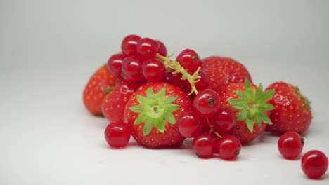 Köstliche-Rote-Saftige-Erdbeeren-Und-Kirschen,-Die-Auf-Dem-Drehteller-Rotieren-–-Nahaufnahme