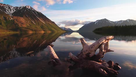 Spektakuläre,-Farbenfrohe-Szene-Eines-Ruhigen,-Reflektierenden-Yukon-Kathleen-Sees-Mit-Totem-Holzbaum-Im-Vordergrund-Und-Einer-Malerischen-Berglandschaft-Im-Hintergrund-An-Einem-Sonnigen-Tag,-Kanada,-Statisch