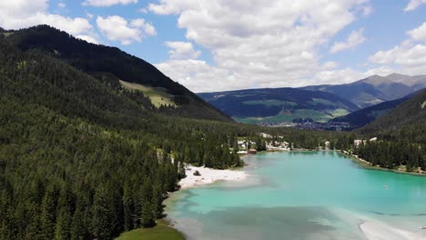 Toblacher-See-In-Den-Dolomiten-Mit-Blauem-Himmel-Und-Einigen-Wolken