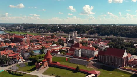 Luftaufnahme-Der-Altstadt-Von-Kaunas,-Während-Die-Drohne-Rückwärts-Fliegt-Und-Ein-Wunderschönes-Panorama-Der-Altstadt-Von-Kaunas,-Der-Burg-Und-Den-Kirchen-Von-Kaunas-Freigibt