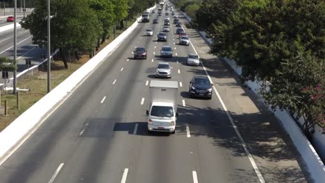 Intenso-Flujo-De-Vehículos-En-La-Autopista-Marginal-Tiete-En-Sao-Paulo,-Brasil