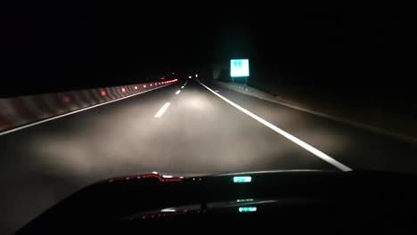 Conducción-Nocturna-En-La-Carretera-Con-Luces-Altas