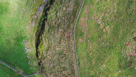 Aerial-top-down-view-of-a-cliff-section-of-Hadrians-wall,-on-a-bright-sunny-day