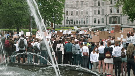 Menschen,-Die-Während-Des-BLM-Protestes-Vor-Dem-Parlamentsgebäude-In-Quebec,-Kanada,-Gegen-Rassenrechte-Protestieren-–-Schwenk