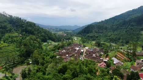 Malerisches-Dorf-Sutopati-Im-Tal-Zwischen-Hügeln-Auf-Java-Luftaufnahme