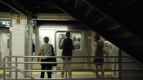 Fahrgäste-Der-New-Yorker-U-Bahn-Warten,-Während-Der-Zug-Einfährt