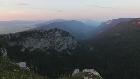 Zeitraffer-Einer-Wunderschönen-Schweizer-Landschaft-Bei-Sonnenuntergang-Im-Sommer,-Creux-Du-Van