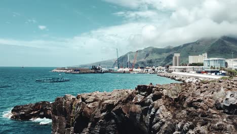 Kanischer-Industriehafen-An-Bewölktem-Tag,-Madeira
