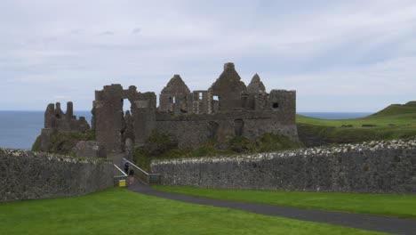 Touristen-Besuchen-Das-Historische-Und-Berühmte-Dunluce-Castle-In-Der-Grafschaft-Antrim,-Nordirland