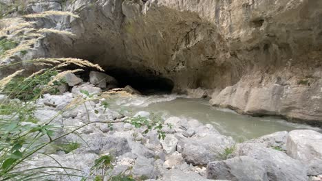 Poderosos-Rápidos-Fluviales-Atraviesan-Una-Cueva-Oscura-En-Los-Cañones-De-Francia