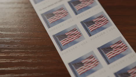 Nahaufnahme-Eines-Briefmarkenbuchs-Auf-Einem-Tisch