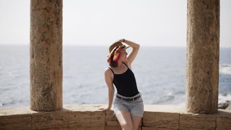 Attraktives-Mädchen-Posiert-Vor-Der-Unbezahlbaren-Und-Atemberaubenden-Landschaft-Der-Costa-Brava,-Katalonien