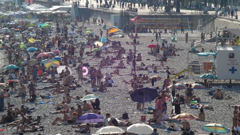 Menschenmenge-Am-Strand-In-Nizza,-Frankreich-Bei-Heißem-Wetter