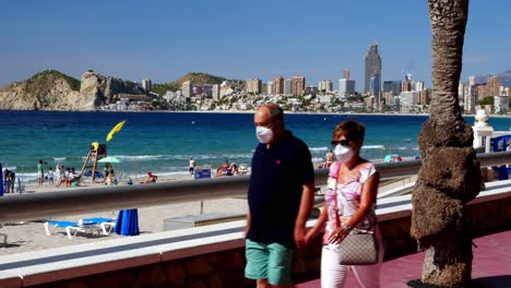 Toma-Cerrada-De-Turistas-Disfrutando-Del-Clima-De-Benidorm-A-Pesar-Del-Coronavirus-Y-Las-Máscaras-Protectoras