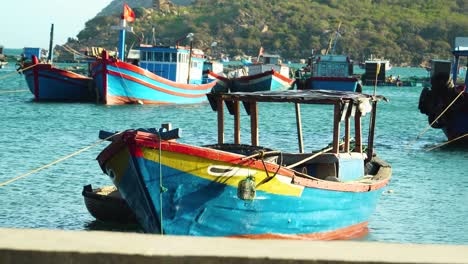 Vibrantes-Barcos-De-Pesca-Azules-Descansando-En-Un-Pequeño-Puerto,-Vinh-Hy-Bay,-Vietnam