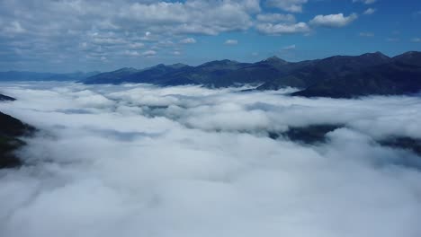 Nubes-Densas-Cuelgan-En-Un-Valle-En-Austria