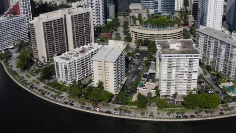 Luftaufnahme-Von-Gebäuden-Entlang-Der-Biscayne-Bay-In-Der-Innenstadt-Von-Miami,-Die-Langsam-Die-Kulisse-Der-Innenstadt-Zeigt