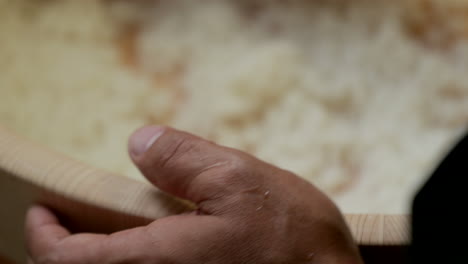 Sushi-Mann-–-Mischt-Mit-Essigmischung-Angefeuchteten-Japanischen-Weißen-Reis-In-Das-Holzbecken-–-Aufnahme-Aus-Der-Vogelperspektive