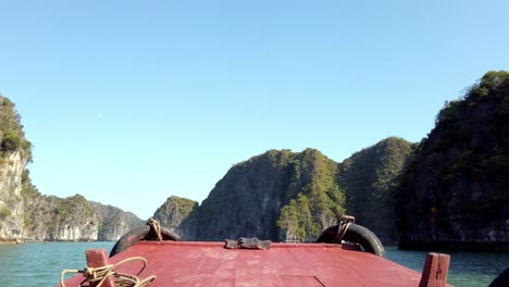 Überquerung-Der-Halong-Bucht-In-Vietnam-Auf-Einem-Kleinen-Boot-Mit-Stoßstangenreifen,-Handgeführte-Stallaufnahme