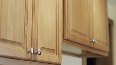 Rack-Fokusaufnahme-Von-Neu-Renovierten-Küchenschränken-Aus-Hellem-Holz