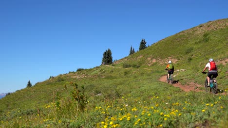 Ciclistas-De-Montaña-Recorriendo-El-Sendero-De-Colorado-En-Las-Montañas-De-San-Juan