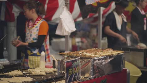 Straßenverkäufer,-Der-Während-Des-Yoiyama-Festivals-Und-Des-Gion-Matsuri-Festivals-In-Der-Nacht-In-Kyoto,-Japan,-Ein-Köstliches-Hashimaki-Zubereitet