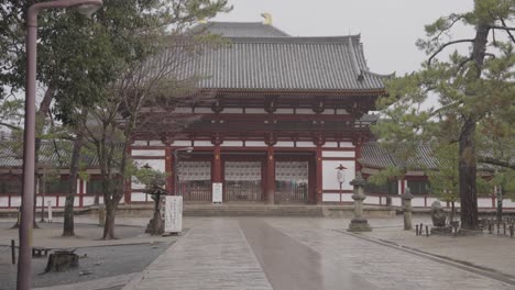 Empty-Streets-at-Entrance-of-Todaiji-Temple,-Nara-Japan-on-Rainy-Day