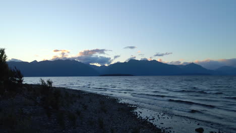Kleine-Seewellen-Krachen-Am-Felsigen-Strand-Des-Lake-Te-Anau-In-Neuseeland-In-Der-Abenddämmerung