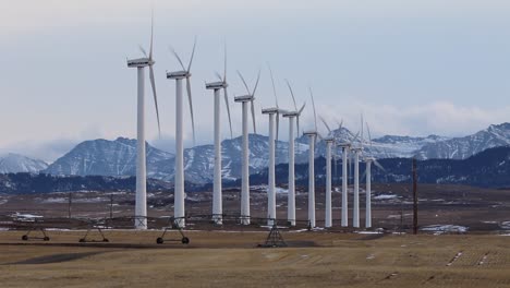 Winterlandschaftsansicht-Von-Windkraftanlagen,-Die-Von-Böigen-Chinook-Winden-In-Der-Graslandregion-Im-Südwesten-Von-Alberta-Angetrieben-Werden