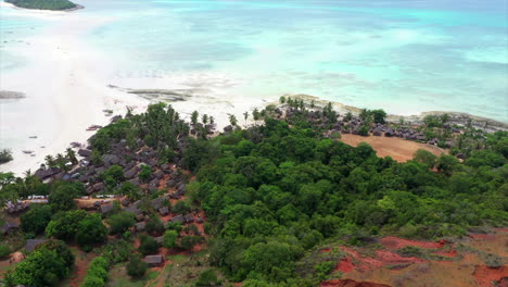 Sobrevuelo-De-Un-Pueblo-De-Isla-Tropical-Frente-A-Madagascar