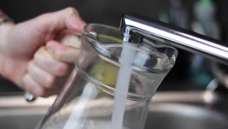 Glaskrug-Wird-Mit-Wasser-Aus-Dem-Küchenhahn-Gefüllt
