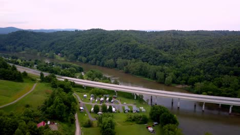 Luftaufnahme-Der-Neuen-Flussbrücke-Entlang-Des-Highway-58-In-Grayson-County,-Virginia,-In-Der-Nähe-Von-Independence-Virginia,-Nicht-Weit-Von-Galax-Virginia