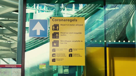 Cartel-Con-Reglas-De-Corona-En-La-Entrada-De-La-Estación-Central-De-La-Haya-En-Los-Países-Bajos