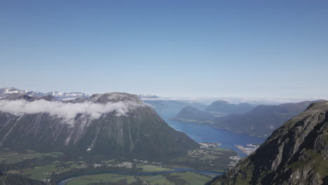 Schöne-Wolkenfelsige-Berge-Von-Romsdalen,-Norwegen--antenne