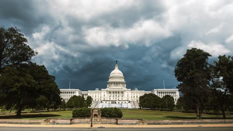 Stürmische-Wolken-über-Dem-Kapitolgebäude-In-Washington,-D.C.,-Vorbeigehende-Autos-Und-Menschen,-Während-Sich-Wolken-über-Dem-Gebäude-Bilden-Und-Bewegen