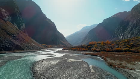 Flussbäche-Verzweigen-Sich-In-Einem-Verträumten-Himalaya-Gebirgstal-Mit-Herbstfärbung