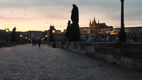 Karluv-Most-Aka-Charles-Bridge-In-Twilight,-Praga,-República-Checa