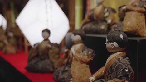 Muñecas-Japonesas,-Foto-De-Enfoque-En-Rack-Sobre-La-Exhibición-De-Hina-Matsuri