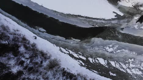 Río-Congelado-En-Un-Paisaje-Nevado-Con-árboles---Disparo-De-Drones,-Girando