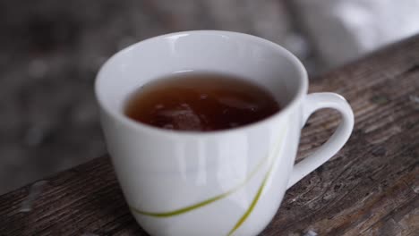 Zuckerwürfelsucht-Nach-Heiß-Serviertem-Tee-In-Zeitlupe