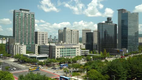 Daejeon-Stadtsilhouette-Mit-Verkehr,-Der-An-Hochhäusern-Und-Wolkenkratzern-Vorbeizieht,-Polizeistationsgebäude-Tagsüber-In-Südkorea