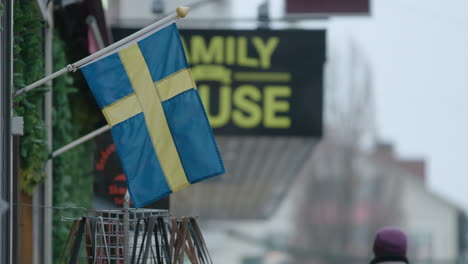 Nahaufnahme-Der-Schwedischen-Flagge-Auf-Einer-Straße-In-Einer-Stadt-In-Schweden-Während-Der-Covid-19-Pandemie