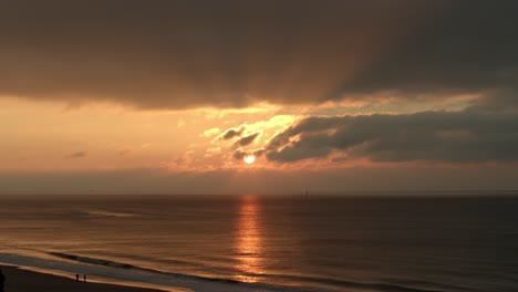 Wunderschöner-Sonnenuntergang-An-Der-Küste-Von-Sylt-Mit-Der-Sonne,-Die-Sich-Im-Meer-Spiegelt