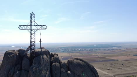 Gipfel-Mit-Kreuz-Auf-Dem-Pricopan-Gipfel-Im-Macin-Gebirge-Im-Kreis-Tulcea,-Dobrogea,-Rumänien