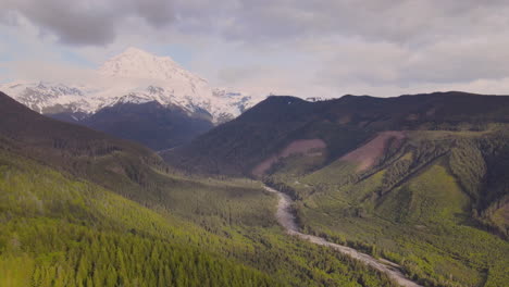 Backward-flight-drone-video-of-the-Mount-Rainier,-Washington-State